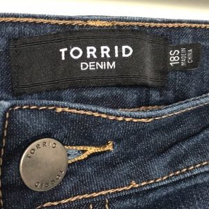 Torrid Curvy Skinny Stretch Jean Dark Wash - Size 18 Short Superb Condition!
